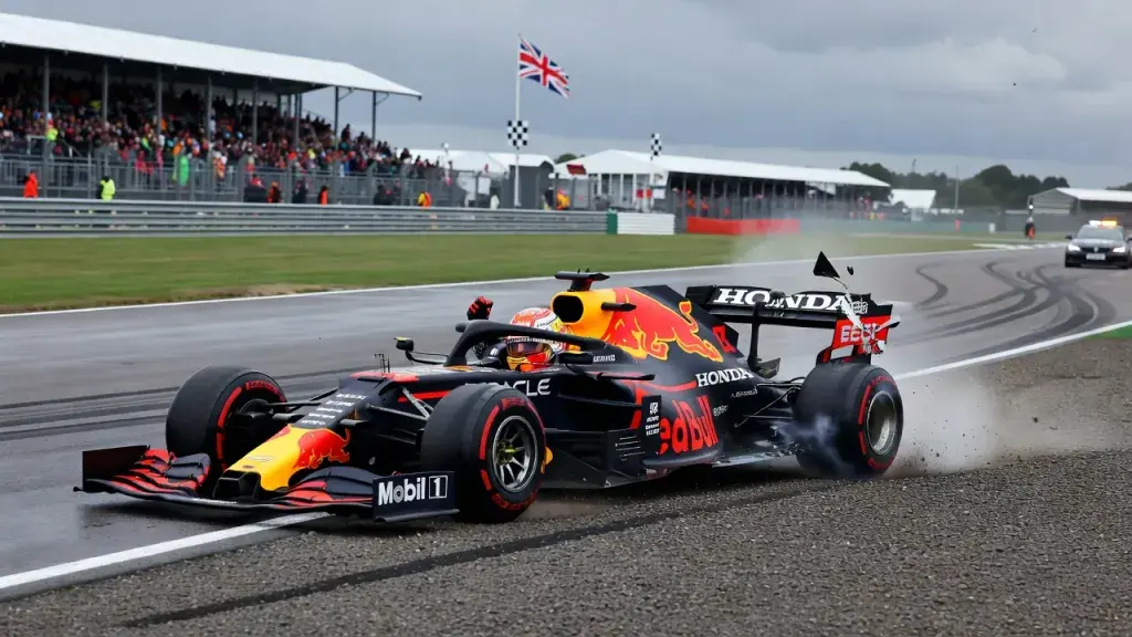Verstappen classifica asa traseira da Red Bull como perigosa após acidente no GP da Grã-Bretanha